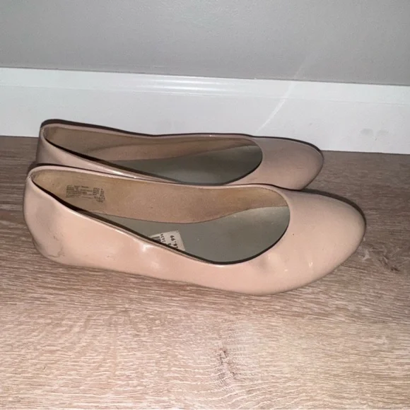 Elegant Nude Women's Ballet Flats - Picture 2 of 6